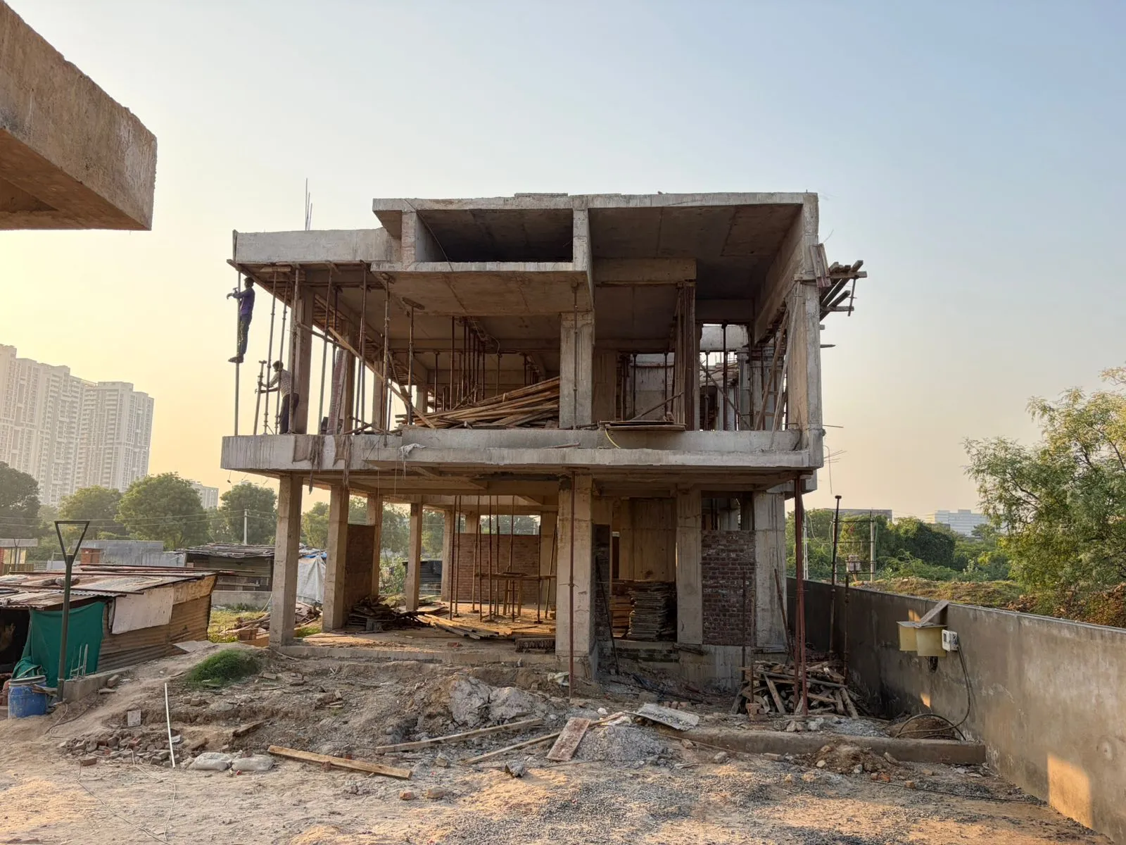 Parishram site with cranes and materials staging
